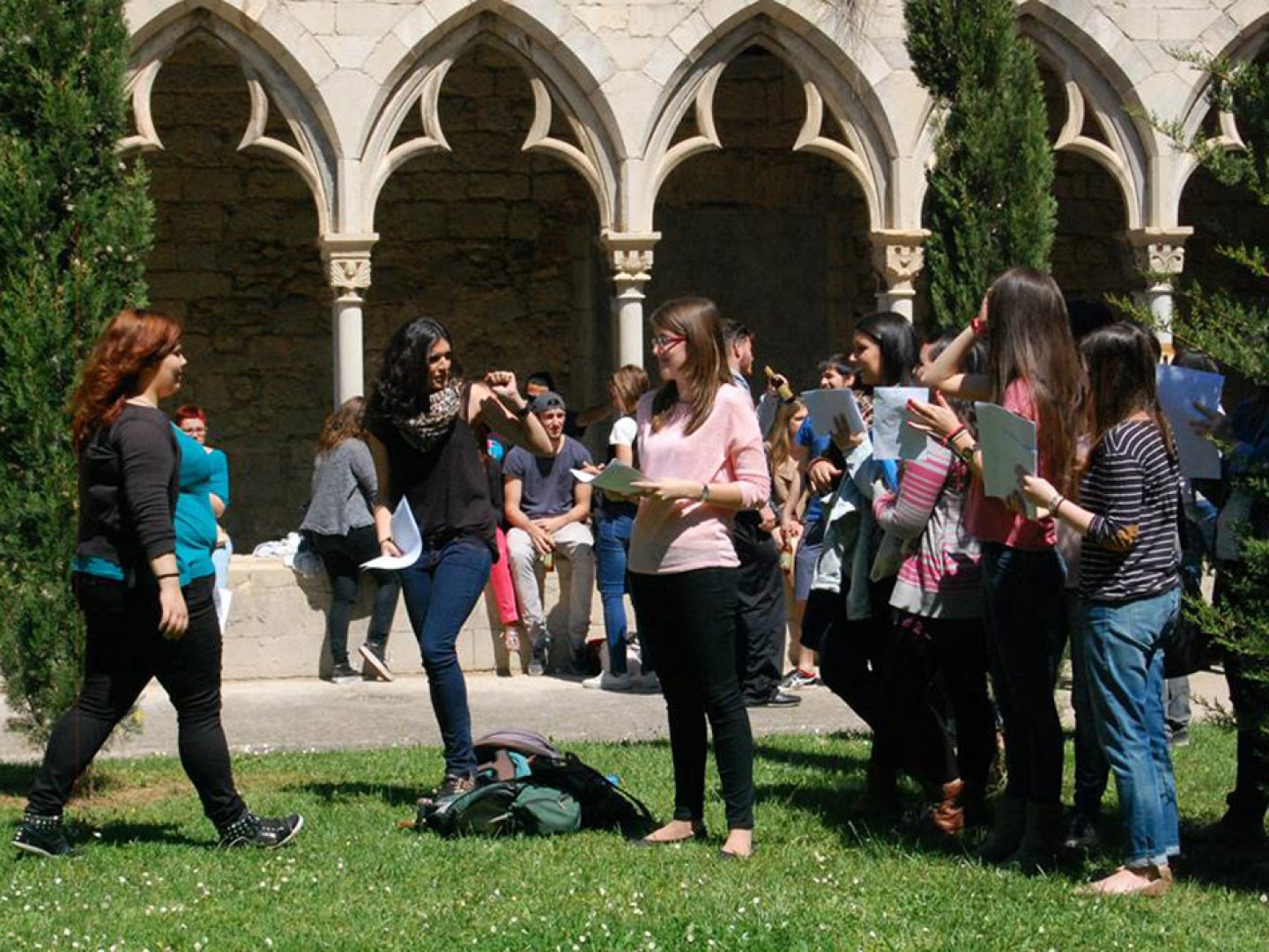 Estudiants llegint al Claustre de la Facultat de Lletres. Arxiu Càtedra de Patrimoni Literari Maria Àngels Anglada – Carles Fages de Climent.