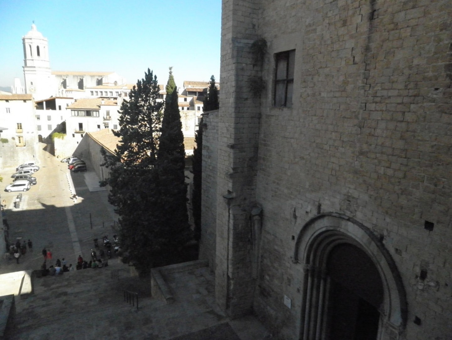 Plaça de Sant Domènec vista des de la Facultat de Lletres. Foto: Anna Perera. Arxiu Càtedra de Patrimoni Literari Maria Àngels Anglada – Carles Fages de Climent.