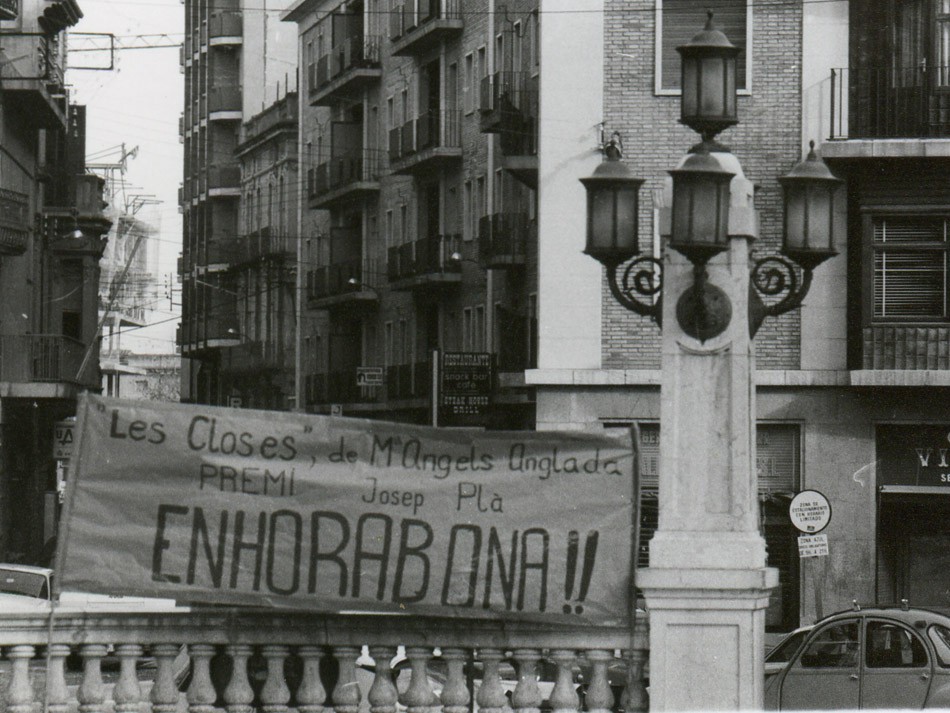 Rambla de Figueres. Pancarta de felicitació a Maria Àngels Anglada, que amb la seva novel·la "Les closes" va guanyar el premi Josep Pla 1978. Arxiu familiar Geli-Anglada.