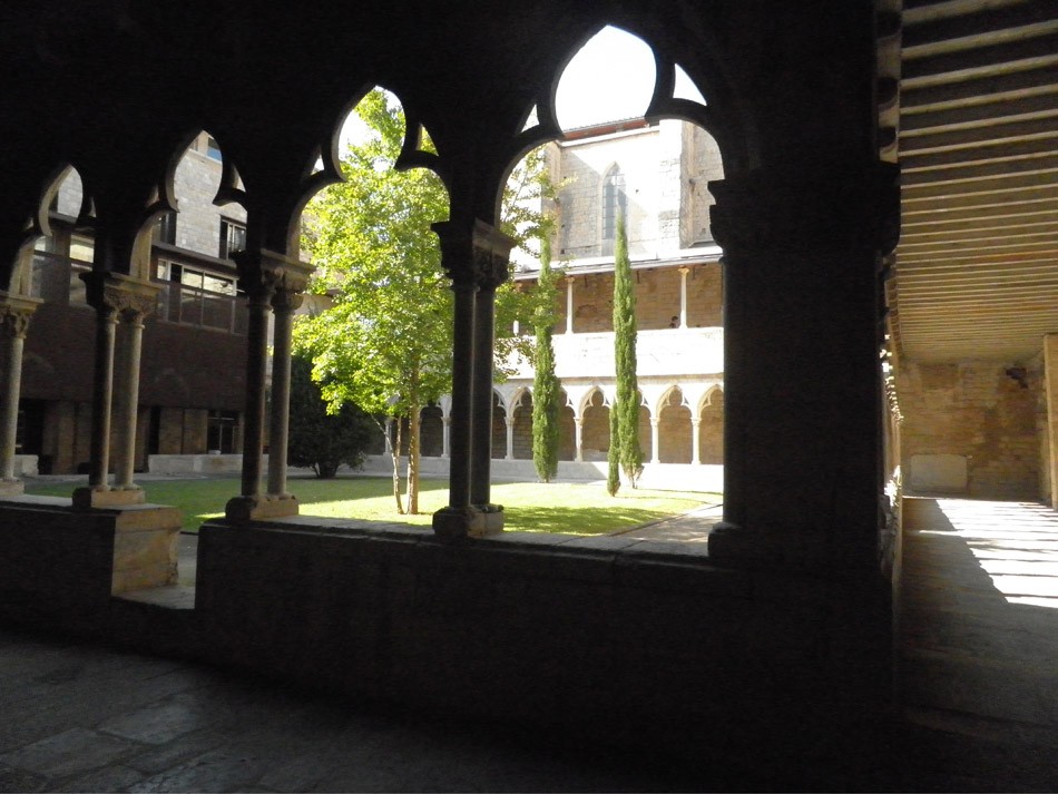 Claustre de la Facultat de Lletres. Foto: Anna Perera. Arxiu Càtedra de Patrimoni Literari Maria Àngels Anglada – Carles Fages de Climent.