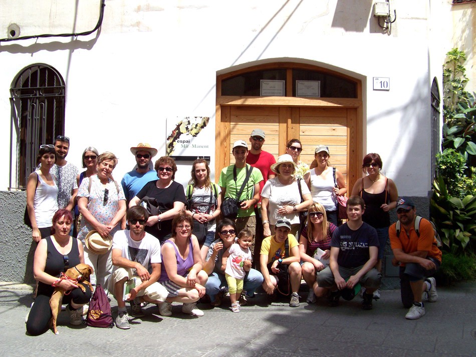 Gent del Camp (L'Aleixar, Reus, Riudoms, La Selva del Camp, Tarragona...), al davant de l'Espai Mir – Manent a l'Aleixar en fer la ruta el juny de 2012. Autor: Josep M. Ballvé