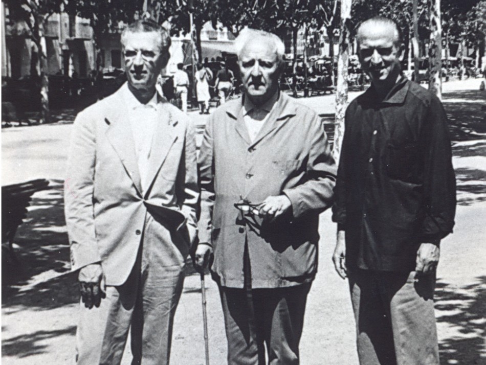 Retrat de Josep Girona, Agustí Calvet (Gaziel) i Lluís Esteva a Sant Feliu de Guíxols, al Passeig del Mar. Any 1963. AMSFG. Fons Josep Girona. Autoria desconeguda