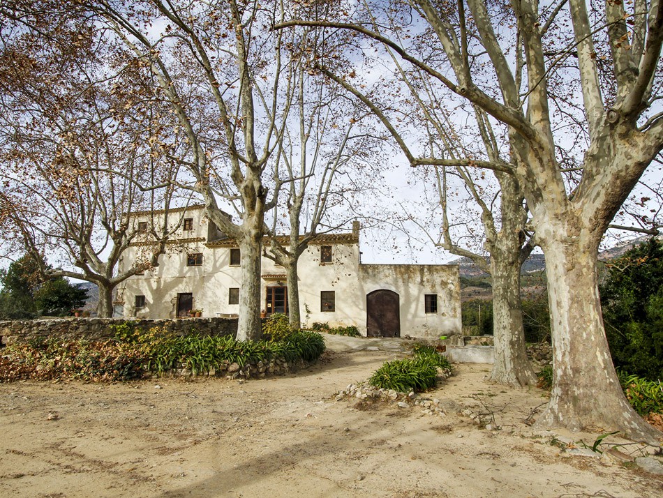 Mas de Segimon a l'Aleixar (Baix Camp). Autor: Ramon Cornadó in Univers Manent. Homenatge a la figura i obra d'Albert Manent i Segimon. Tarragona: Diputació de Tarragona, 2016 (Col·lecció Ramon Berenguer IV, 23), p. 27.