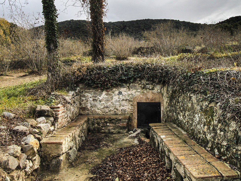 Mina del Mas de Segimon a l'Aleixar (Baix Camp). Autor: Ramon Cornadó in Univers Manent. Homenatge a la figura i obra d'Albert Manent i Segimon. Tarragona: Diputació de Tarragona, 2016 (Col·lecció Ramon Berenguer IV, 23), p. 98.