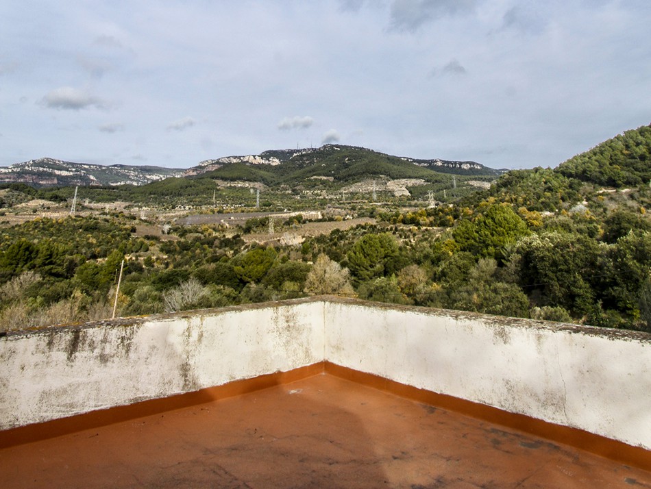 Serralada de la Mussara des del terrat del Mas de Segimon a l'Aleixar. Autor: Ramon Cornadó in Univers Manent. Homenatge a la figura i obra d'Albert Manent i Segimon. Tarragona: Diputació de Tarragona, 2016 (Col•lecció Ramon Berenguer IV, 23), p.150.