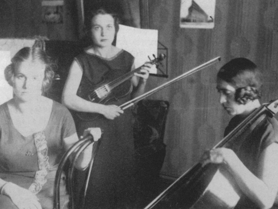 Trio de jazz format per les senyoretes Glasser, Bovard i Bertrana, l’any 1924, a Chamonix. Foto publicada a "Memòries", editorial Pòrtic.