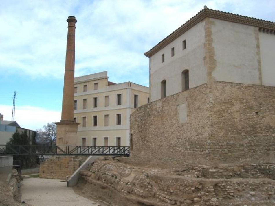 Fossat del castell, amb l’edifici de la Biblioteca Comarcal Sebastià Juan Arbó al fons. Fotografia actual.. Biblioteca Comarcal.