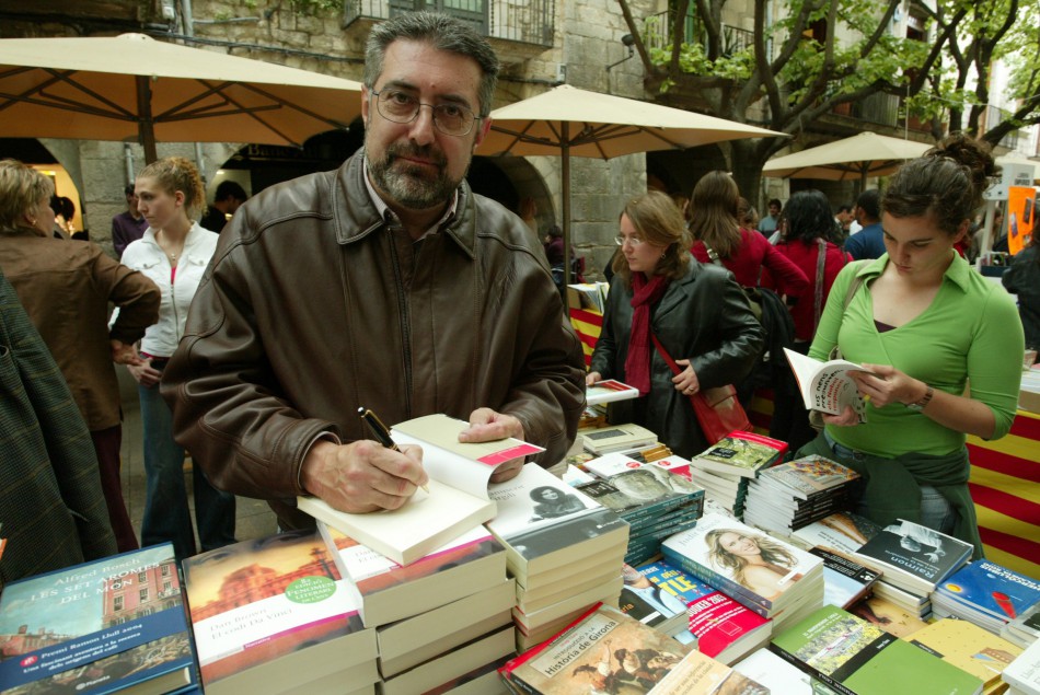 1.	Miquel Pairolí a la Rambla de Girona signant llibres de la seva novel·la ‘’El manuscrit de Virgili’’ (Edicions La Magrana). Sant Jordi de l’any 2004. Arxiu: Fina Pairolí.