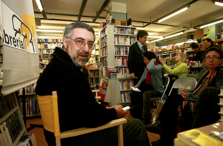 2.	Miquel Pairolí a la llibreria 22 de Girona el dia de la presentación de la seva novel·la ‘’Cera’’ (Edicions La Magrana). Any 2008. Arxiu: Fina Pairolí.