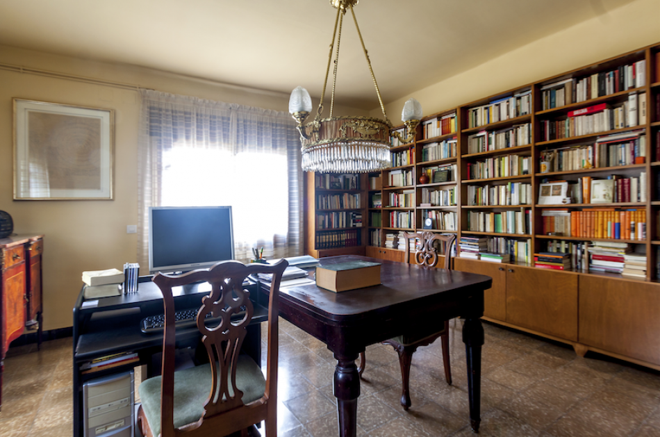 1.	Estudi i biblioteca de Miquel Pairolí, a casa seva, a Palol d’Onyar. Any 2015. Foto: Rafel Bosch. Arxiu: Fina Pairolí.