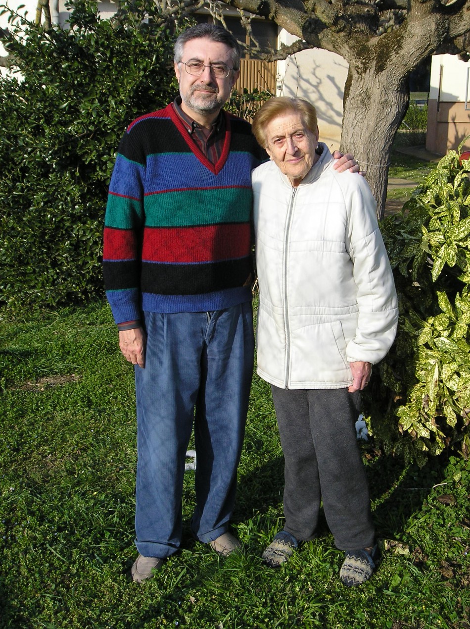 Miquel Pairolí amb la seva mare, Montserrat Sarrà, al jardí de casa seva, a Palol. Any 2010. Arxiu: Fina Pairolí.