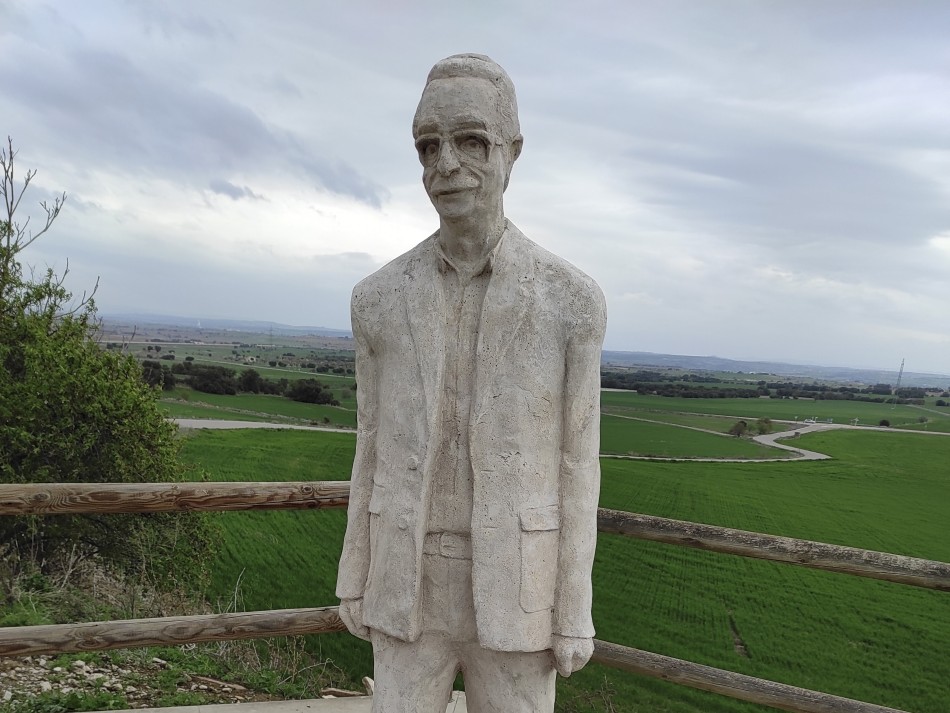 foto de l'estàtua que hi ha a l'entrada de l'Aranyó